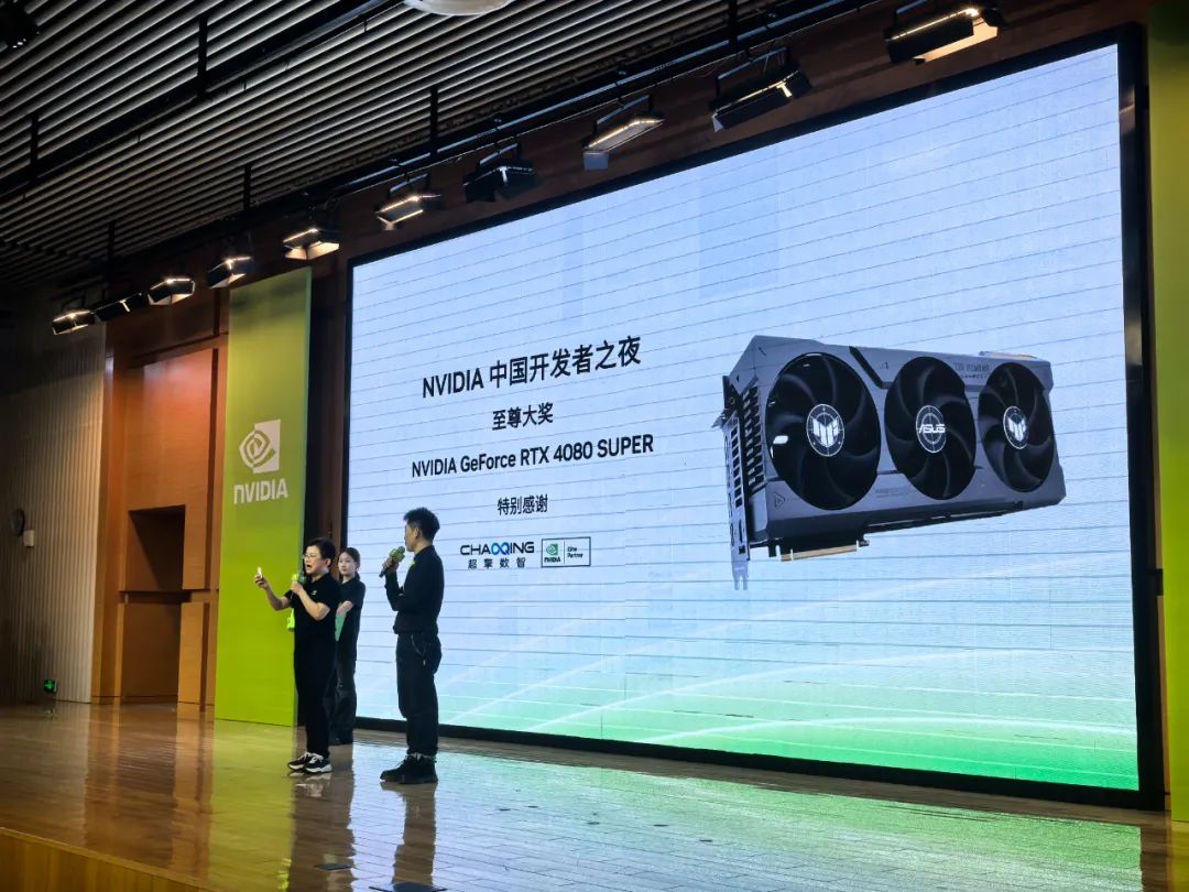 ▲ NVIDIA 全球副總裁劉念寧為開發者抽取至尊大獎