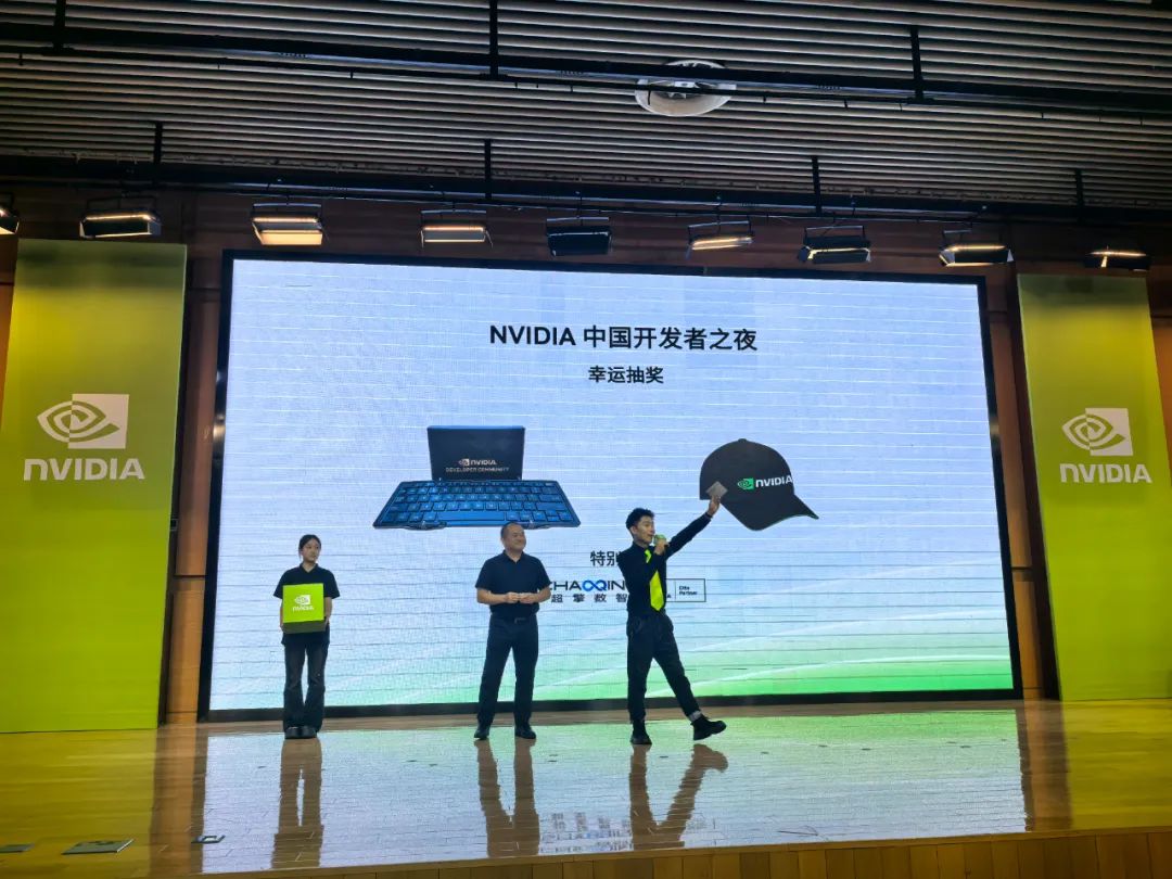▲ 超擎數智總經理唐春峰為開發者抽取幸運獎品