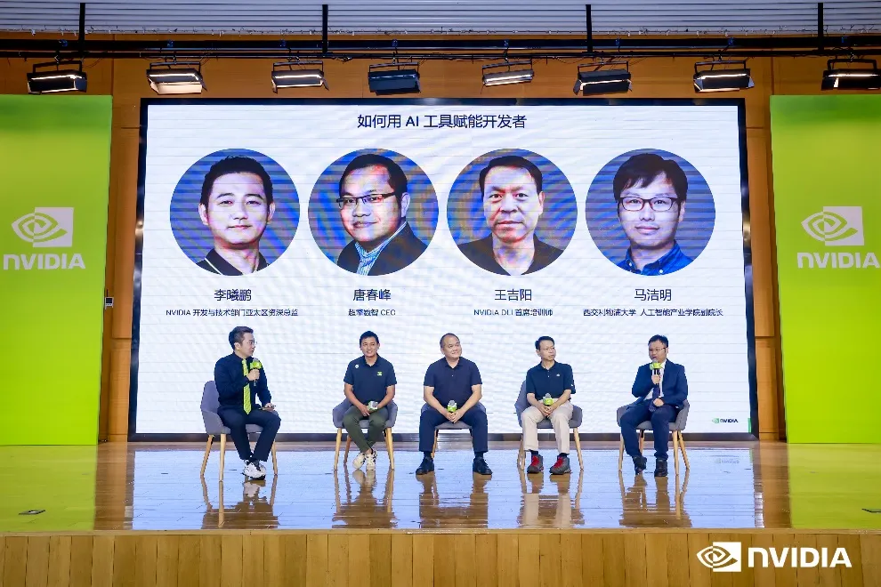 ▲ 超擎數智總經理唐春峰參加主論壇圓桌討論